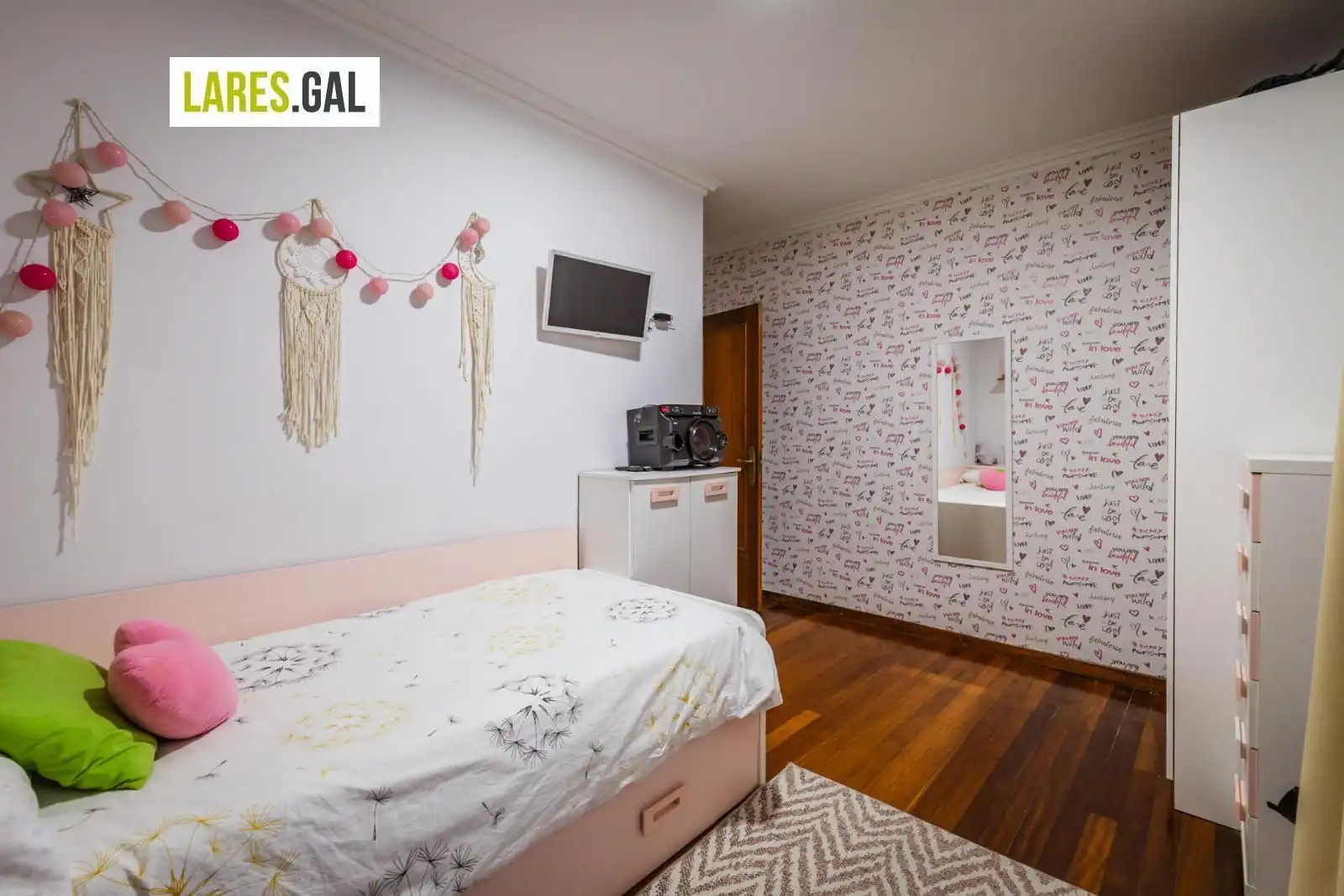 Habitación de Piso en venta en Cangas  con Calefacción, Parquet y Terraza