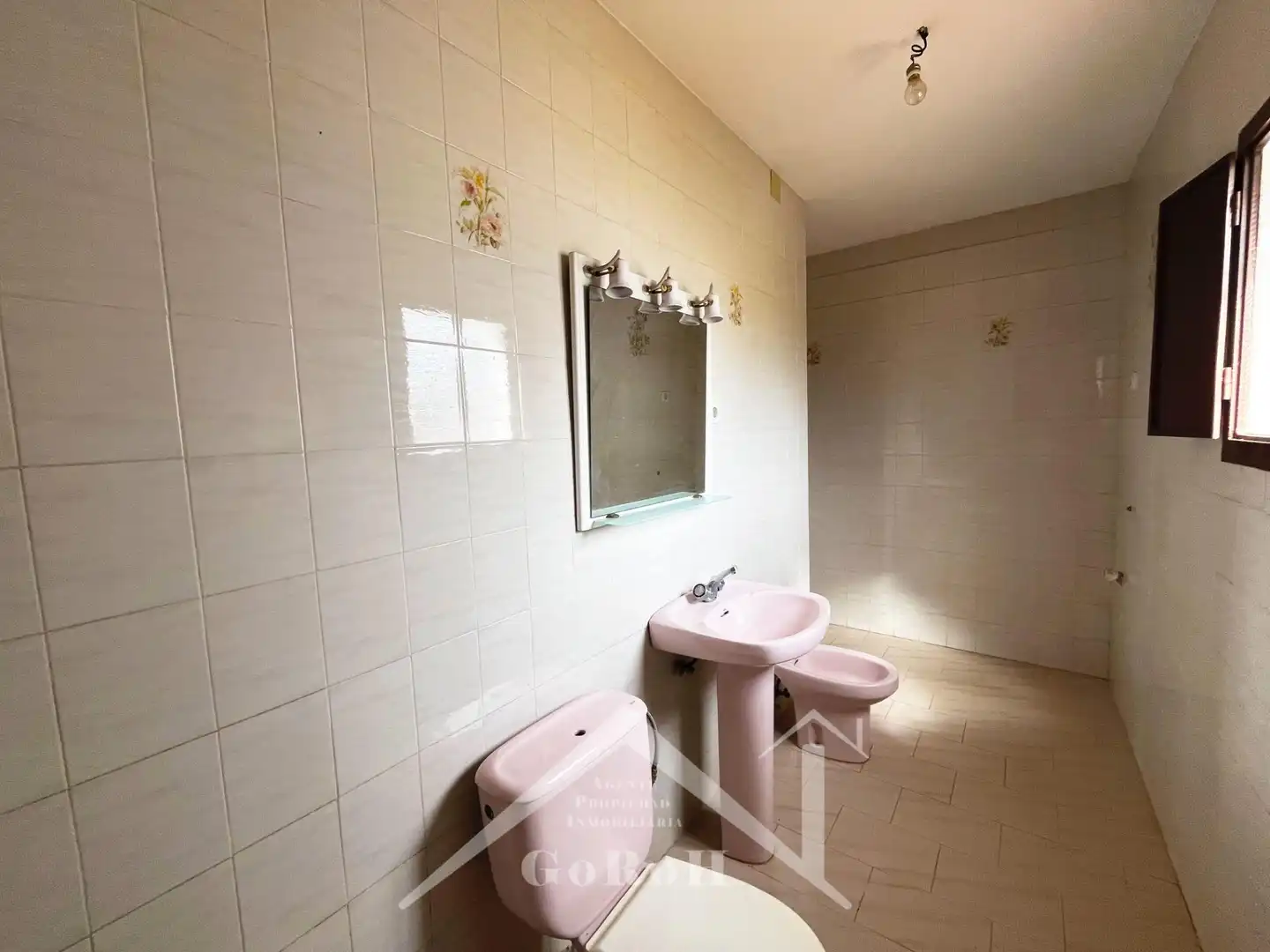 Bany de Casa o xalet en venda en Almadén de la Plata amb Jardí privat, Terrassa i Traster