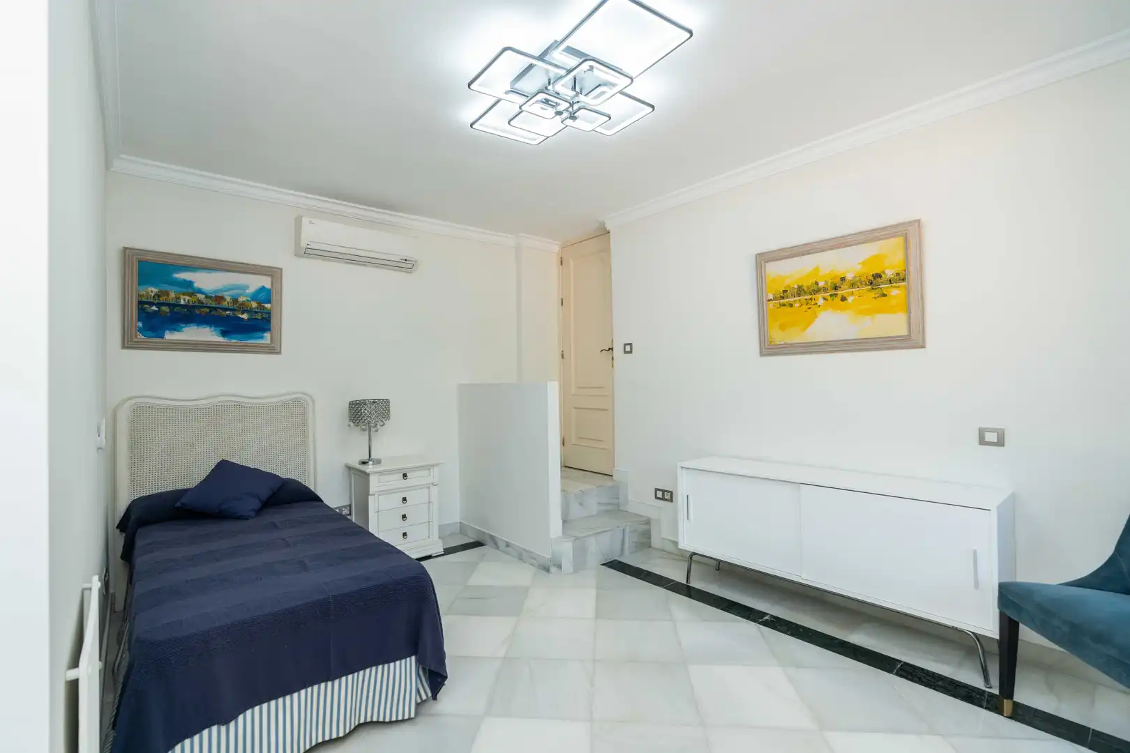 Dormitori de Casa o xalet en venda en Marbella amb Aire condicionat, Jardí privat i Terrassa
