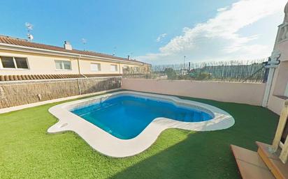 Piscina de Casa adosada en venda en Cunit amb Aire condicionat i Terrassa