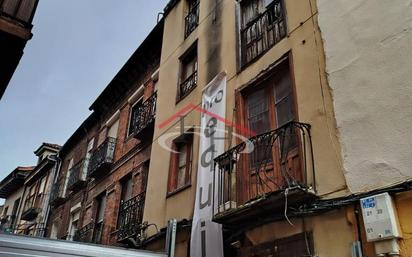 Vista exterior de Casa o xalet en venda en León Capital  amb Calefacció