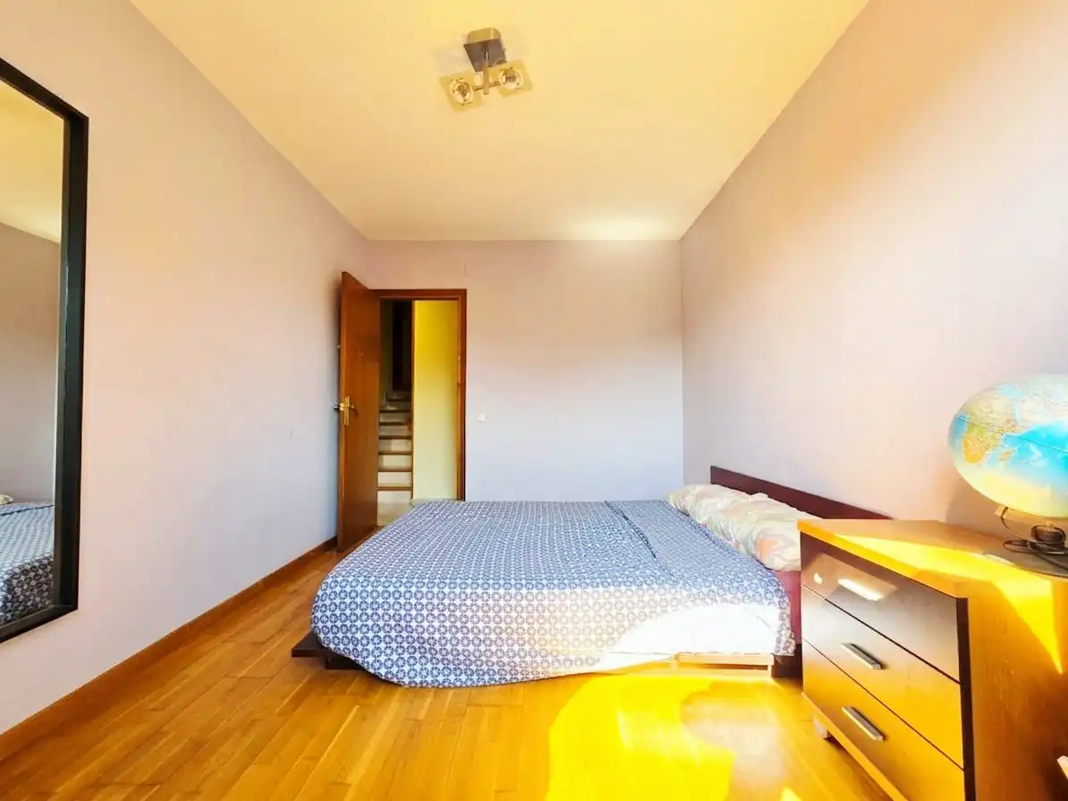 Schlafzimmer von Einfamilien-Reihenhaus zum Verkauf in Palau-solità i Plegamans mit Klimaanlage, Heizung und Privatgarten