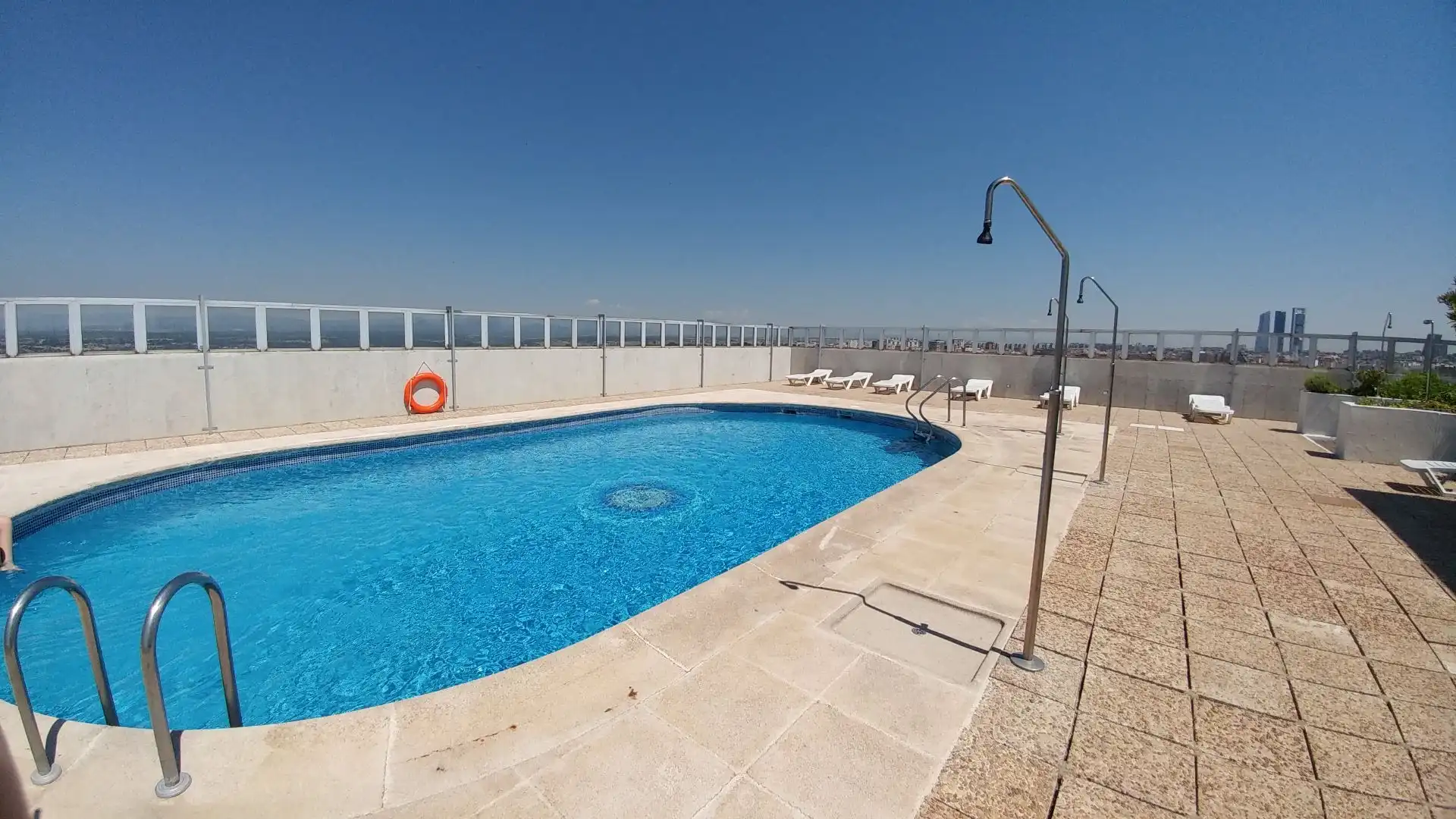 Piscina de Apartament de lloguer en Madrid amb Aire condicionat, Calefacció i Terrassa