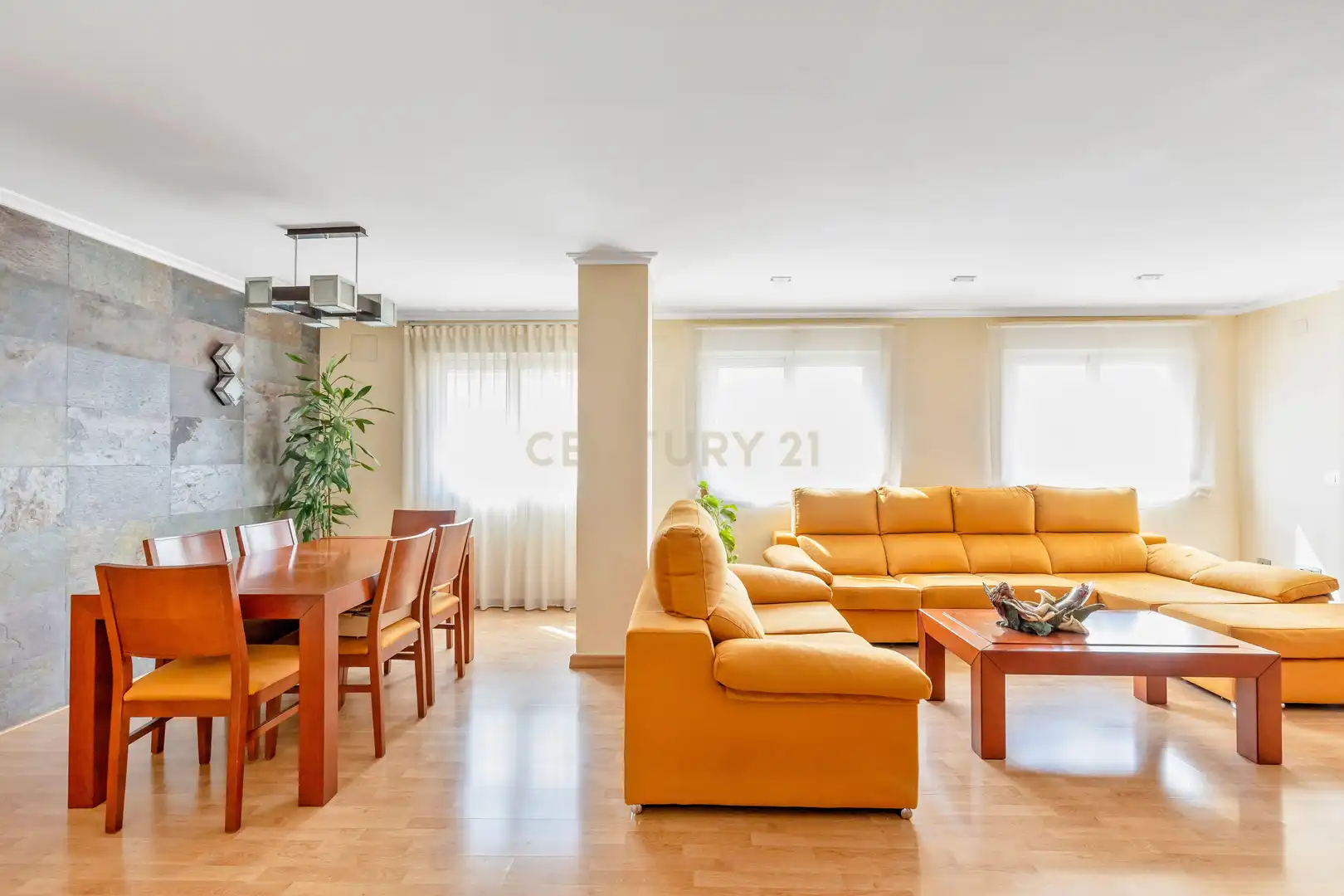 Sala d'estar de Apartament en venda en Torrevieja amb Aire condicionat, TV i Balcó
