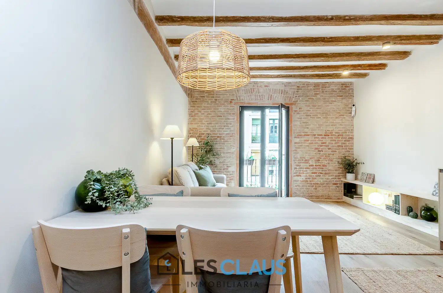 Außenansicht von Wohnung zum Verkauf in Barcelona mit Parkett, Ofen und Mikrowelle