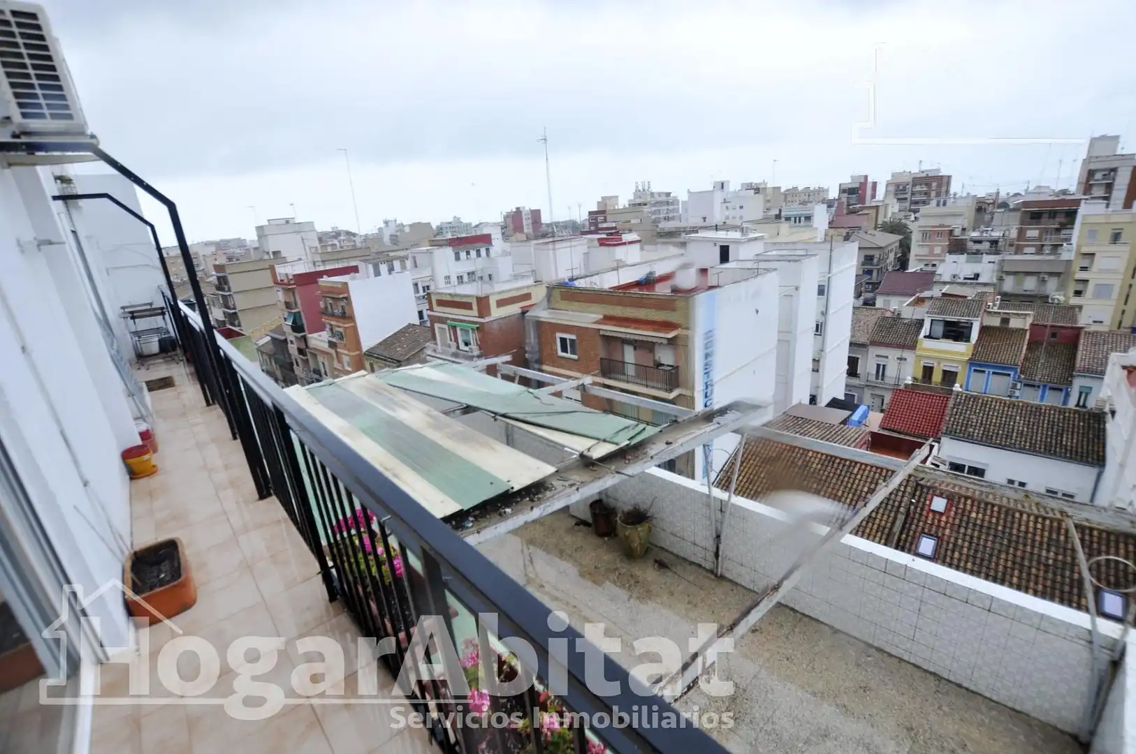 Exterior view of Flat for sale in Valencia  with Air Conditioner, Furnished and Balcony