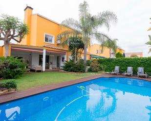 Vista exterior de Casa o xalet en venda en La Pobla de Vallbona amb Aire condicionat, Terrassa i Piscina