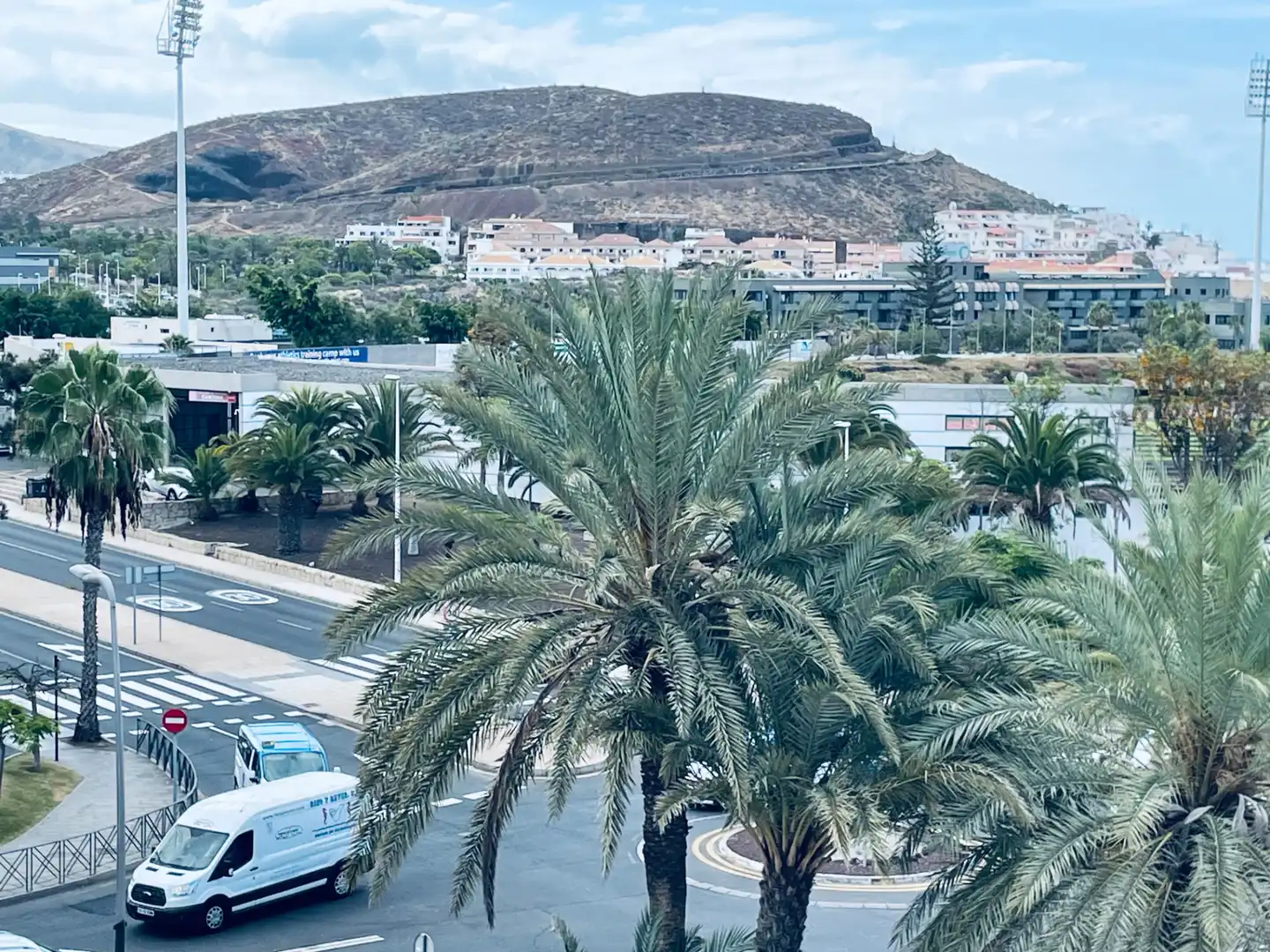 Vista exterior de Piso en venta en Arona con Terraza, Amueblado y Piscina comunitaria