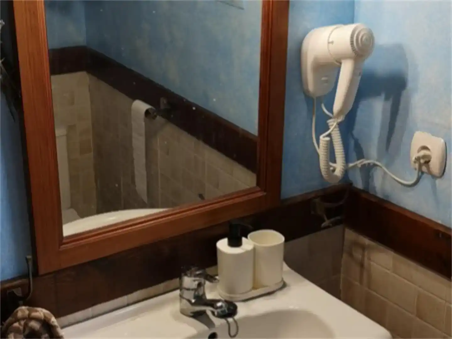 Badezimmer von Haus oder Chalet zum Verkauf in Cihuri mit Schwimmbad und Balkon