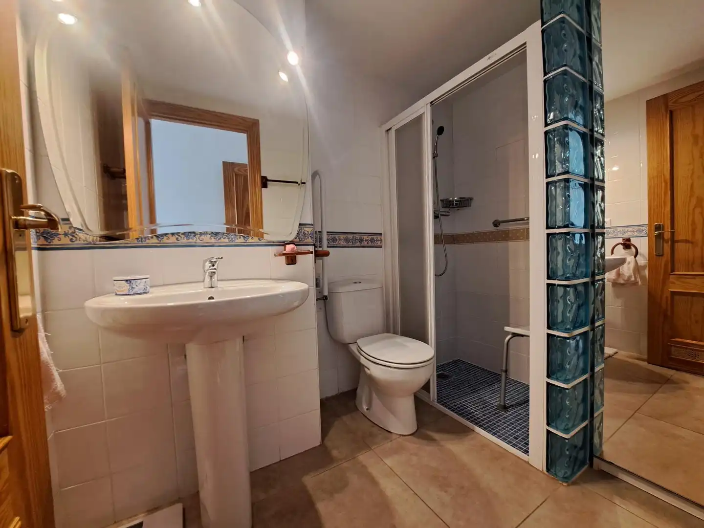 Badezimmer von Erdgeschoss zum Verkauf in Calvià mit Privatgarten, Parkett und Terrasse