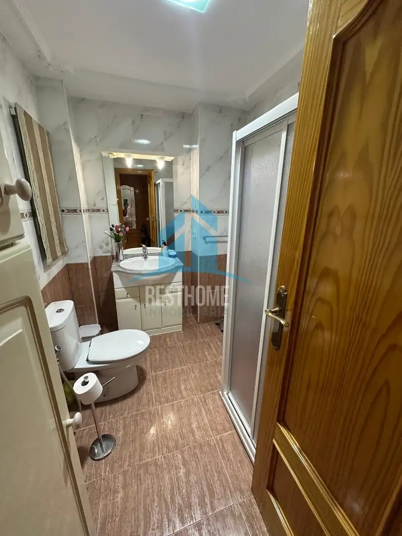 Badezimmer von Wohnung zum Verkauf in Cullera mit Klimaanlage, Privatgarten und Terrasse