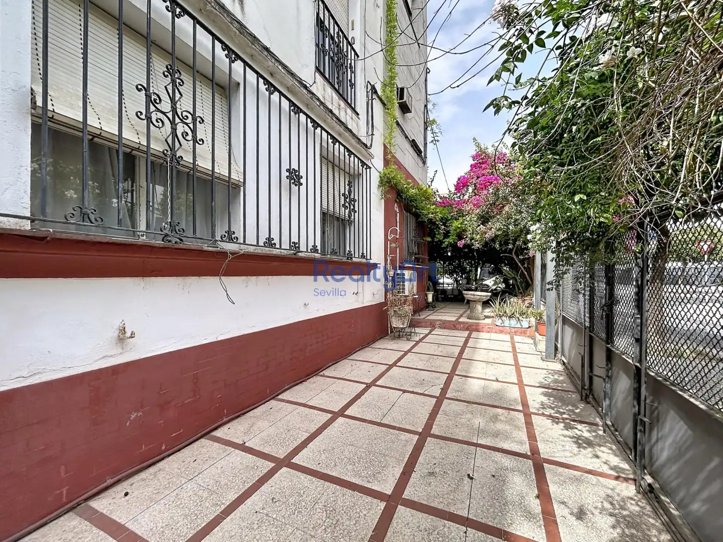 Vista exterior de Planta baixa en venda en Sevilla amb Aire condicionat i Jardí privat