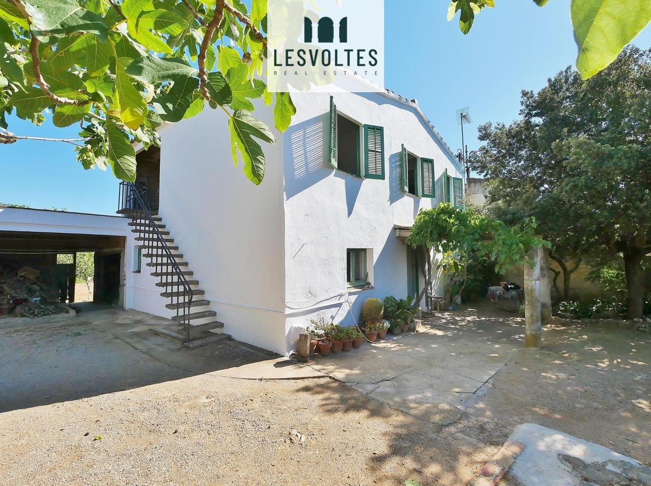 Vista exterior de Casa o xalet en venda en Mont-ras amb Jardí privat