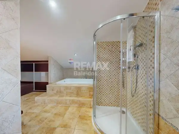 Bany de Casa o xalet en venda en Vigo  amb Calefacció, Jardí privat i Terrassa