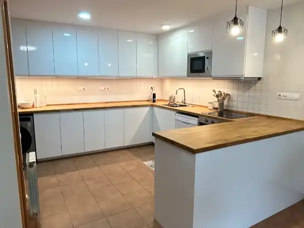 Casa aparellada amb jardí en venda a Carrer del Garona 3R