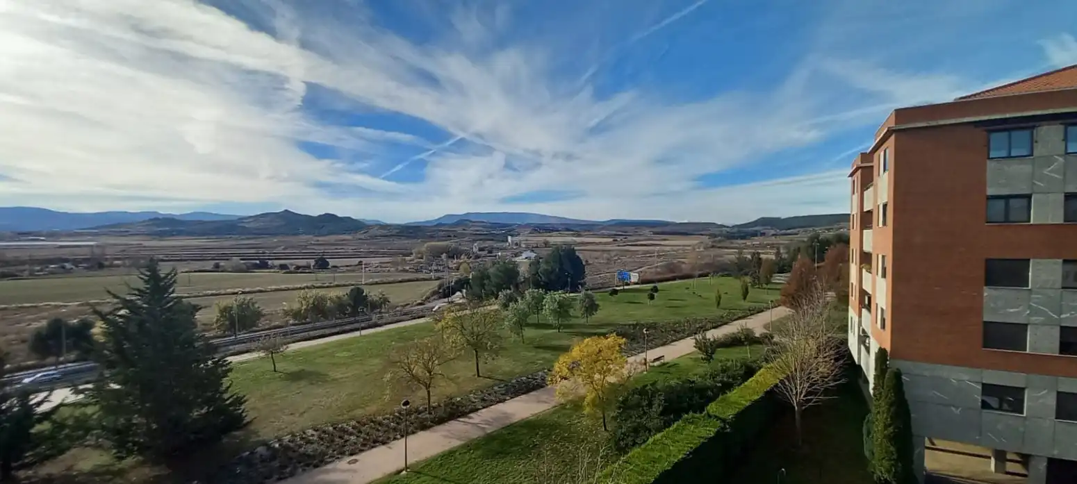 Außenansicht von Wohnung zum Verkauf in  Logroño mit Klimaanlage, Heizung und Privatgarten