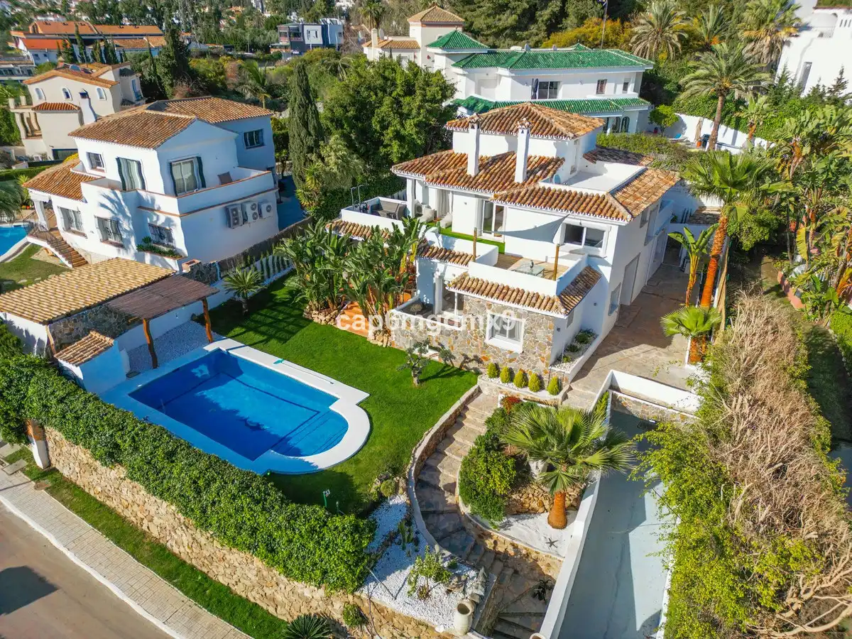 Xalet amb piscina en venda a Nueva Andalucía