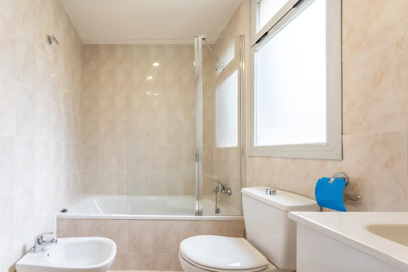 Bathroom of Flat for sale in Madrid  with Air Conditioner, Storage room and Community pool