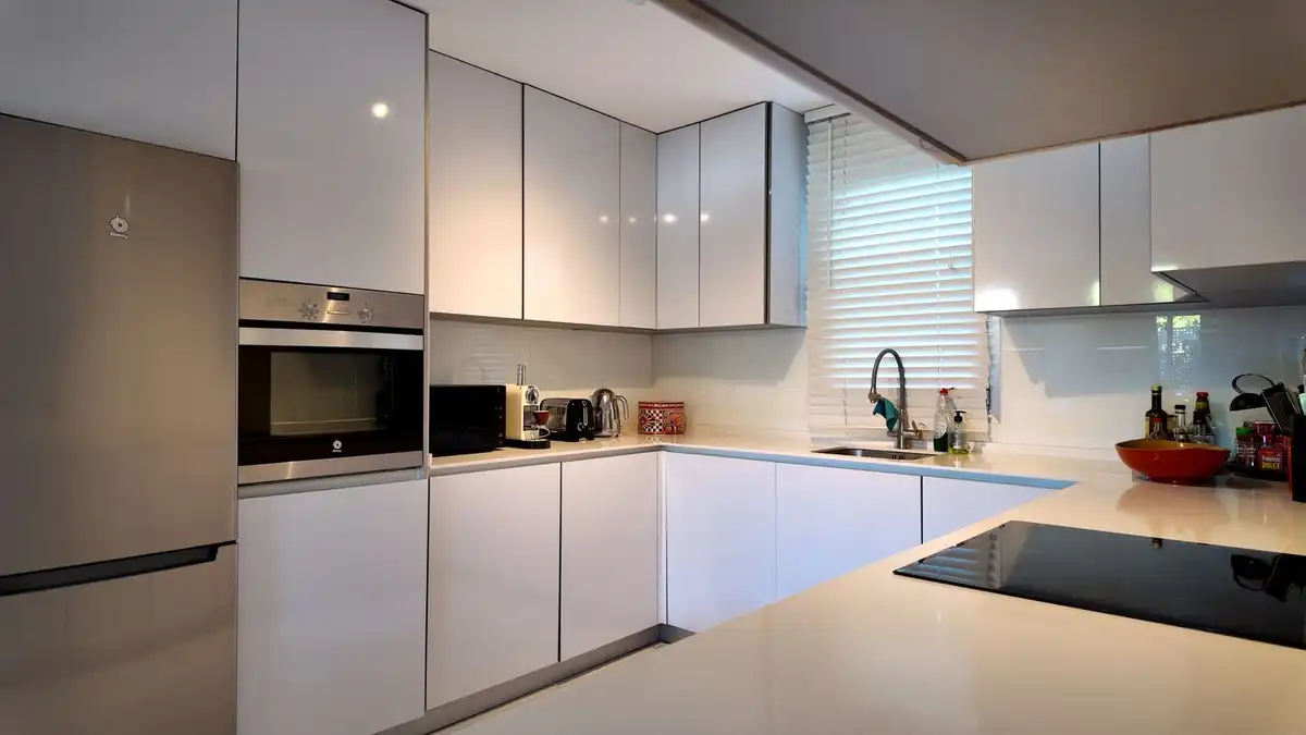 Küche von Wohnung zum Verkauf in Estepona mit Klimaanlage, Privatgarten und Terrasse