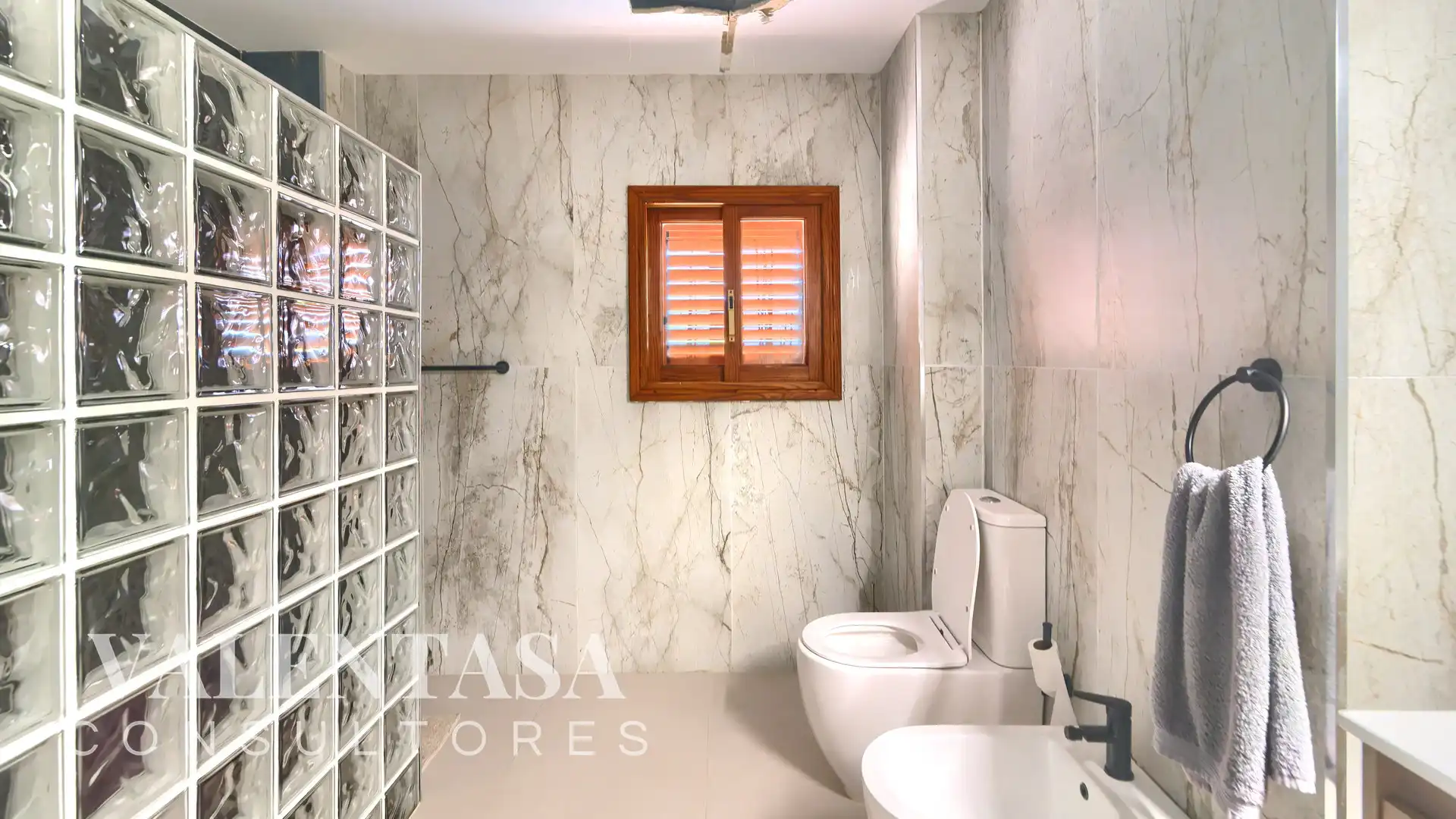 Bathroom of Houses for sale in L'Eliana  with Air Conditioner, Heating and Private garden