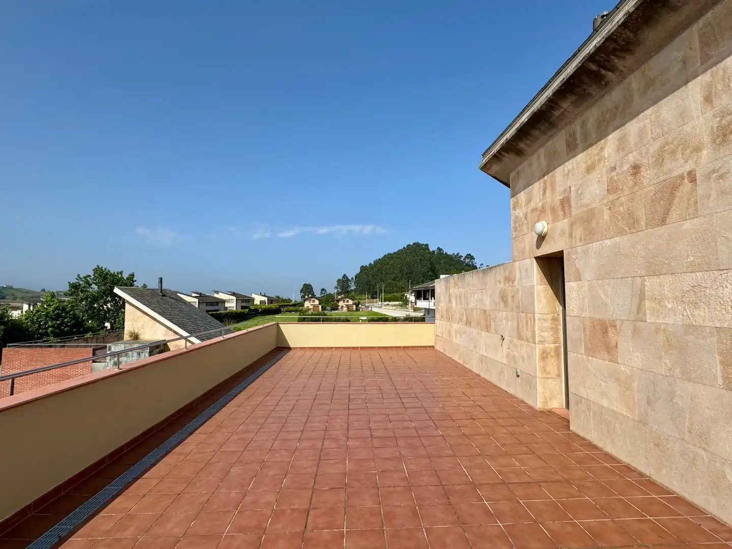 Terrassa de Casa o xalet en venda en Santa Cruz de Bezana amb Calefacció, Jardí privat i Terrassa