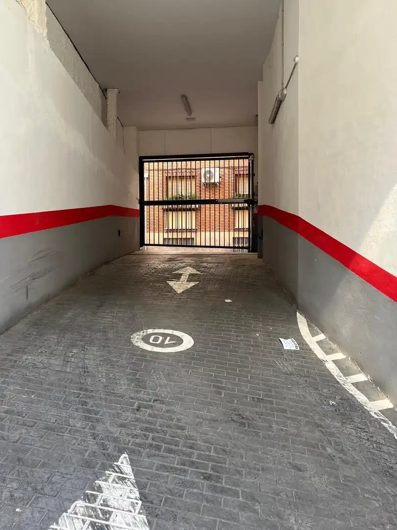 Aparcament de Pis en venda en Madrid amb Jardí privat, Traster i Alarma