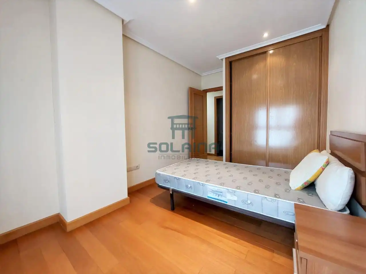Dormitori de Apartament de lloguer en Ourense Capital  amb Calefacció, Traster i Moblat