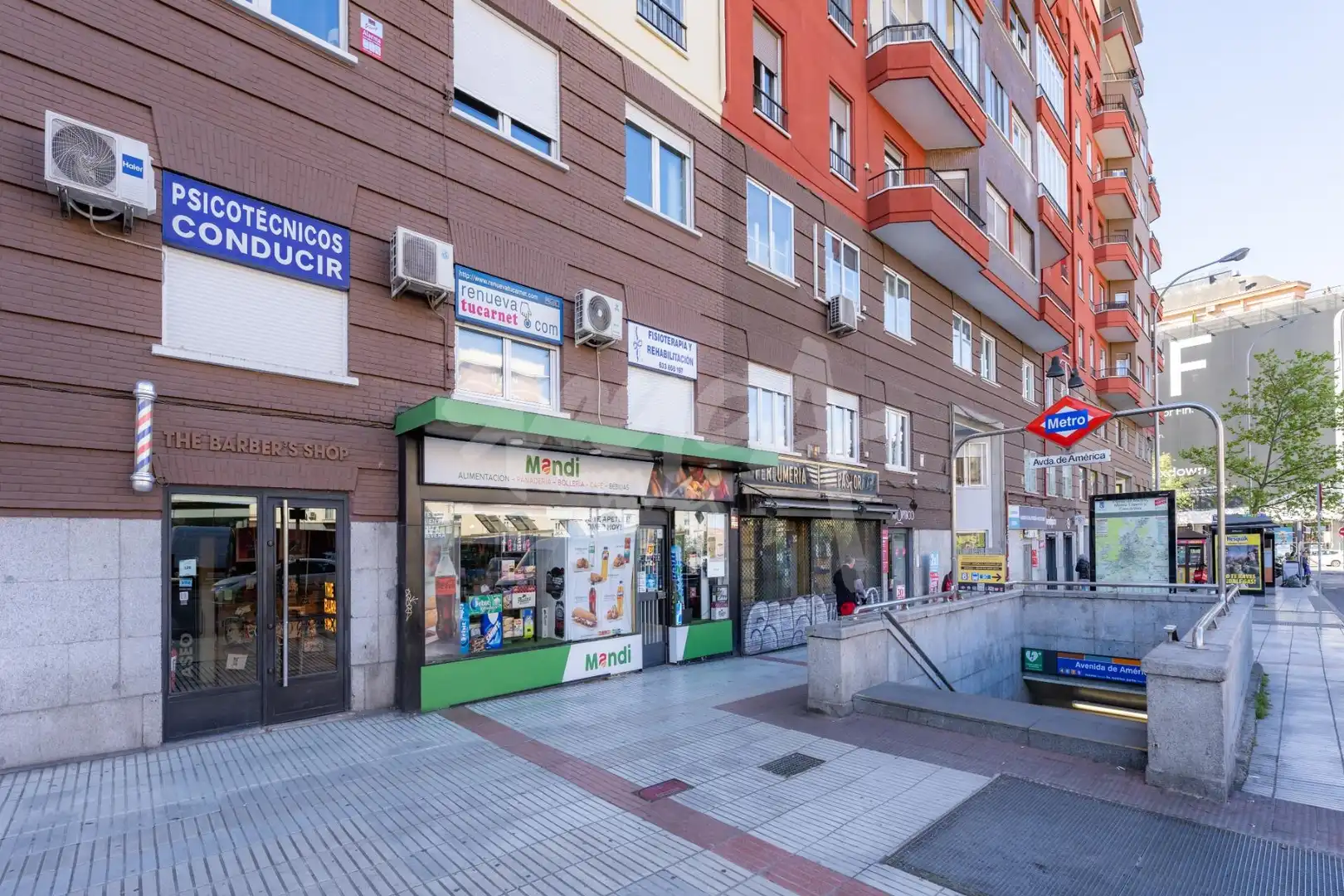 Geschaftsraum zur ubertragung in Madrid mit Möbliert