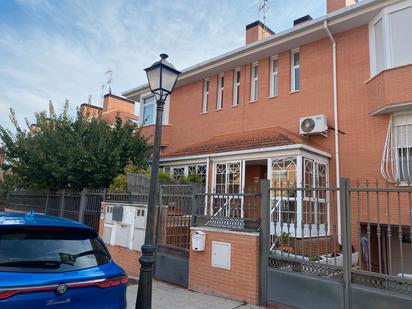 Vista exterior de Casa adosada en venda en Villaviciosa de Odón amb Aire condicionat, Calefacció i Parquet