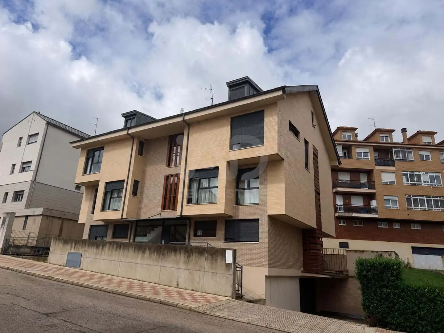 Vista exterior de Dúplex en venta en Villaquilambre con Calefacción