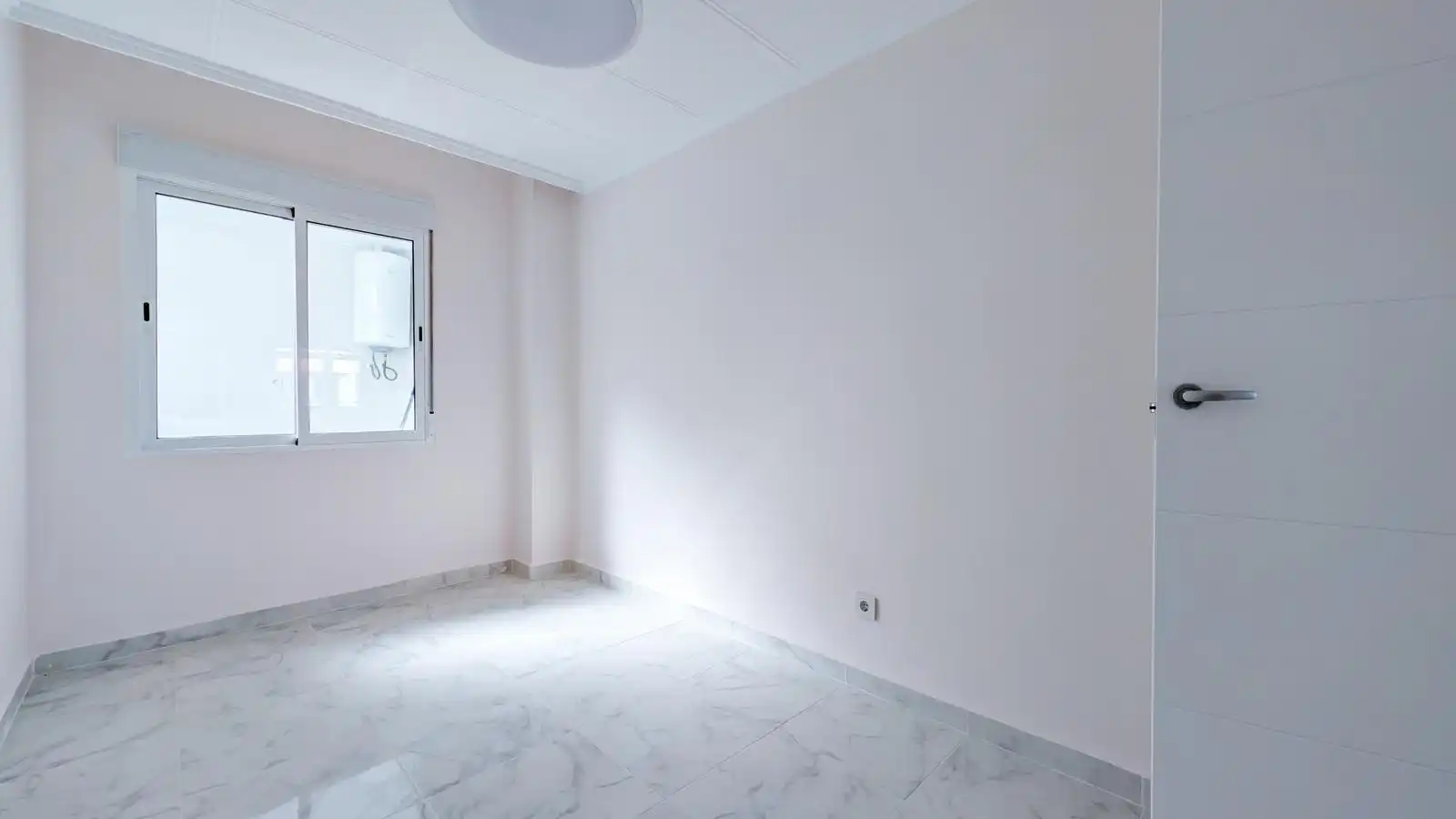 Dormitori de Àtic de lloguer amb opció a compra en Torrevieja amb Aire condicionat, Calefacció i Terrassa
