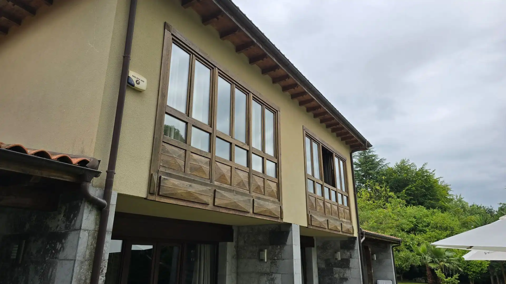 Vista exterior de Casa o xalet en venda en Llanes amb Calefacció, Jardí privat i Piscina