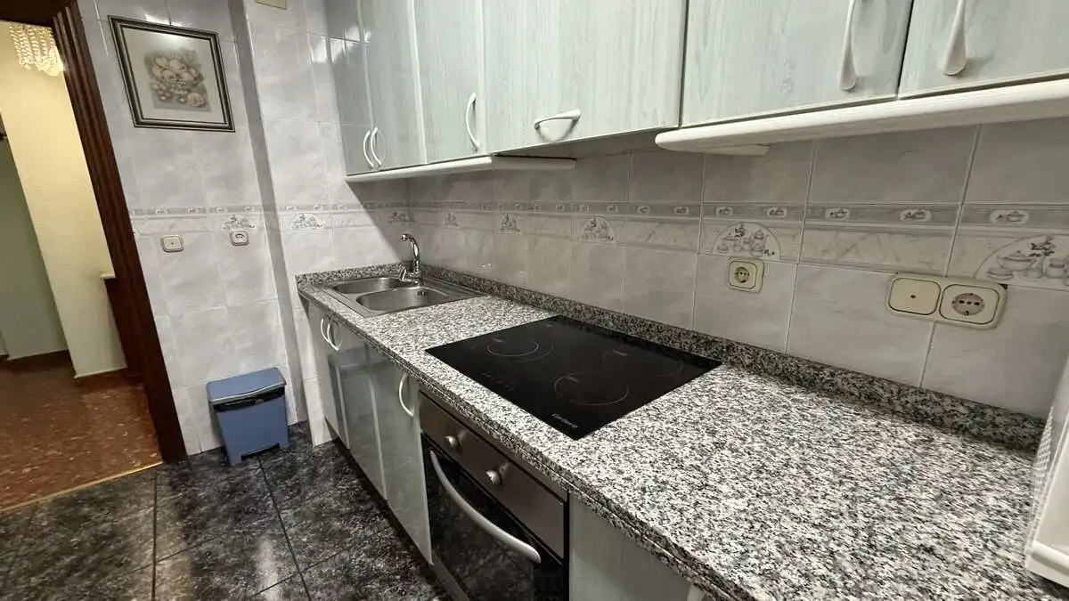 Cuina de Pis de lloguer en Granada amb Calefacció, Moblat i Microones