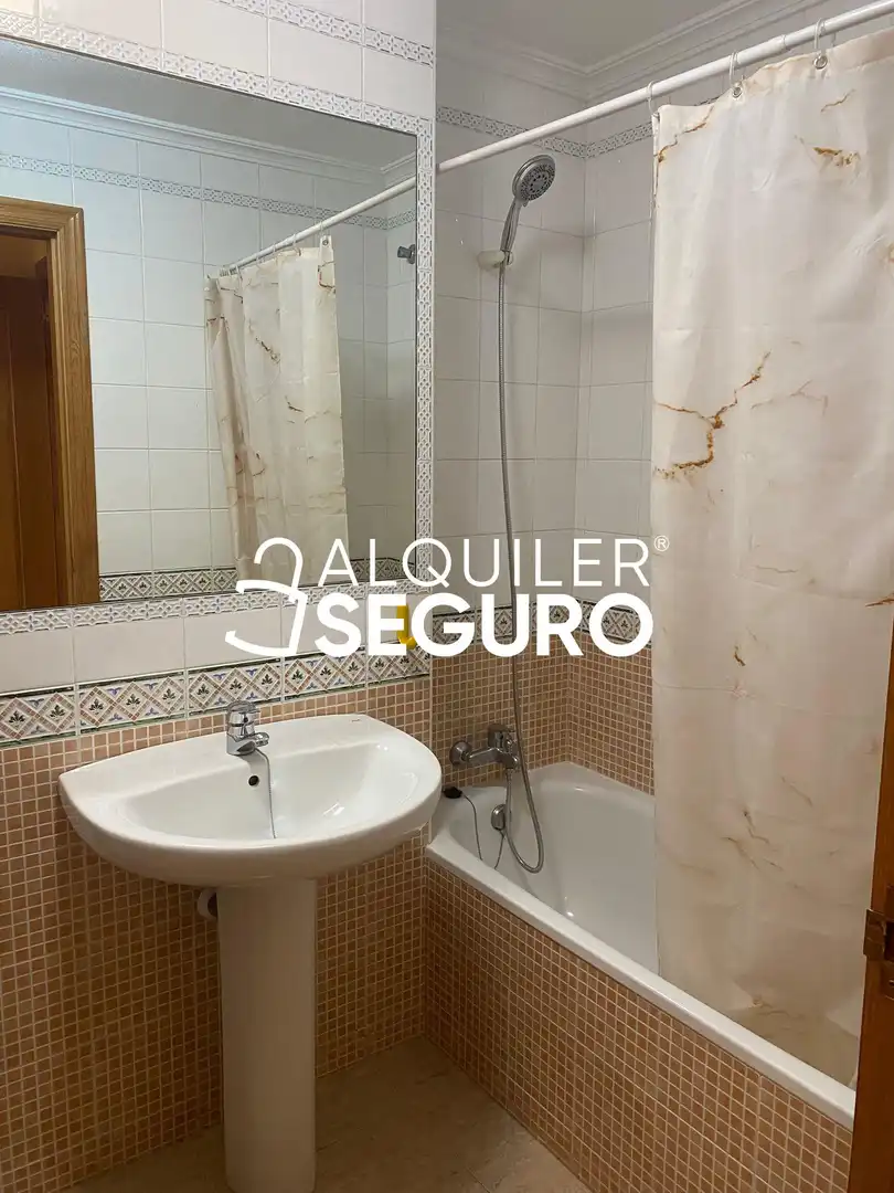 Baño de Piso de alquiler en Murcia con Aire acondicionado y Amueblado