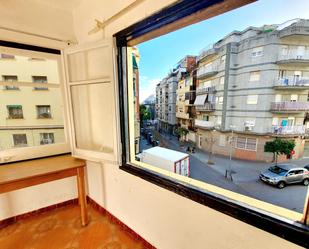 Exterior view of Flat for sale in L'Hospitalet de Llobregat  with Oven and Alarm