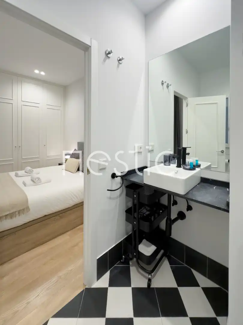 Dormitori de Apartament de lloguer en Madrid amb Aire condicionat, Calefacció i Moblat
