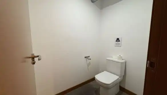 Baño de Oficina de alquiler en Madrid con Aire acondicionado, Calefacción y Amueblado