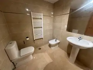 Baño de Apartamento de alquiler en León Capital  con Calefacción, Parquet y Terraza