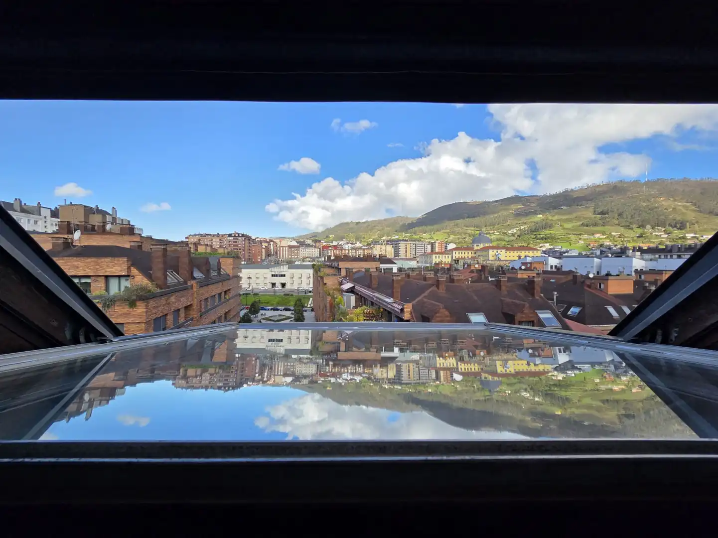 Vista exterior de Àtic en venda en Oviedo  amb Calefacció, Jardí privat i Parquet