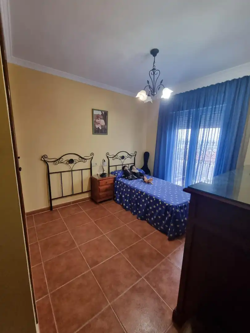 Dormitori de Casa adosada en venda en Algeciras amb Jardí privat, Traster i Piscina comunitària