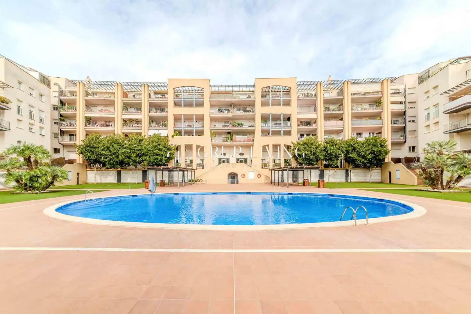 Außenansicht von Wohnung zum Verkauf in Sitges mit Klimaanlage, Heizung und Privatgarten