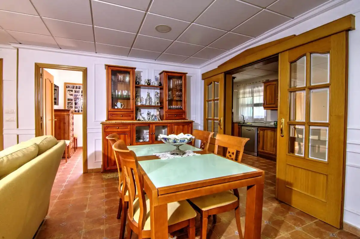 Menjador de Casa o xalet en venda en Alicante / Alacant amb Aire condicionat, Calefacció i Jardí privat