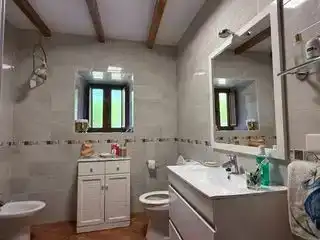 Bany de Casa adosada en venda en Valle de Sedano amb Jardí privat, Traster i Moblat