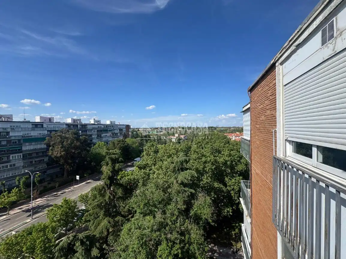 Vista exterior de Piso en venta en Alcorcón con Parquet