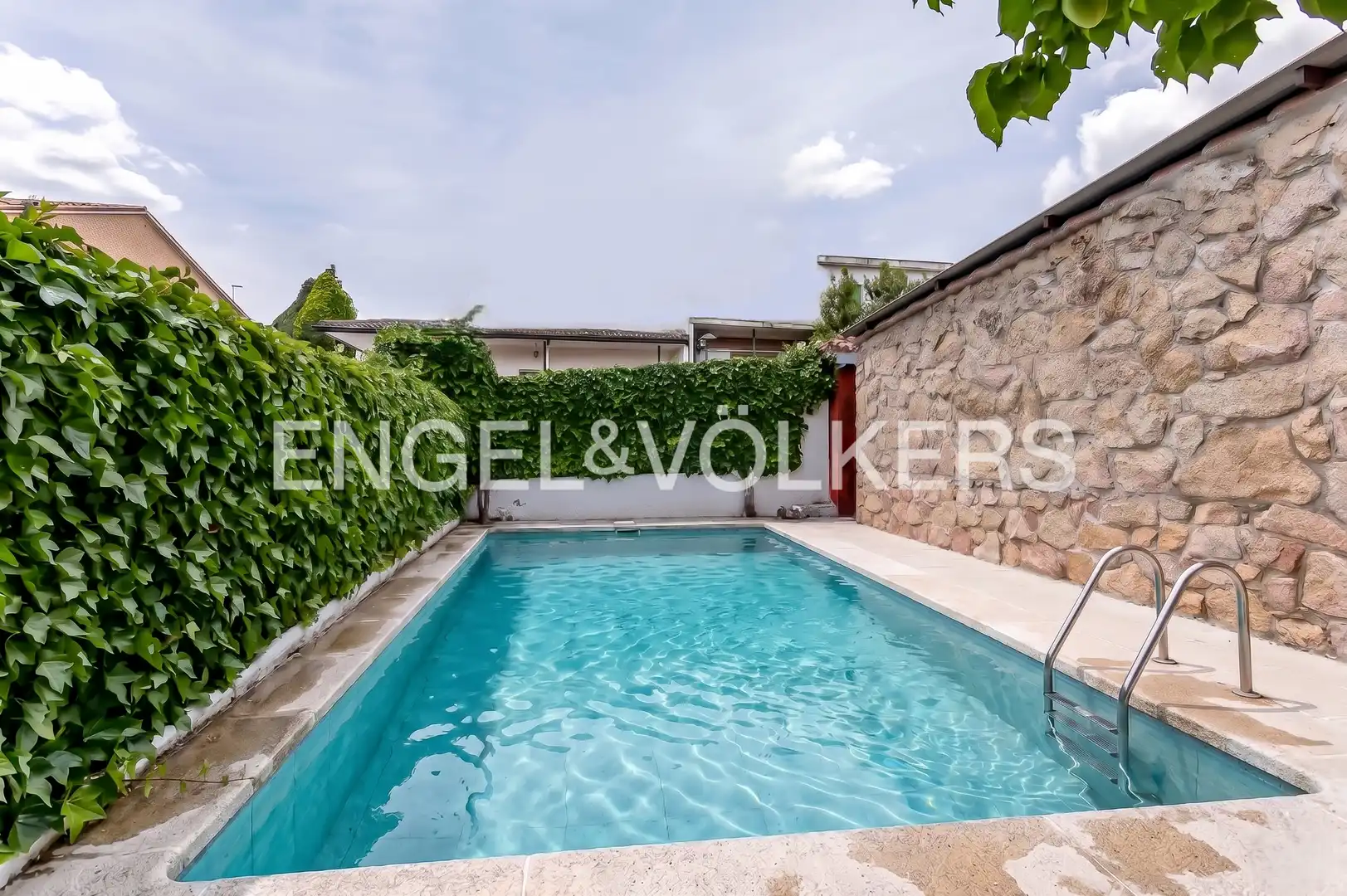 Piscina de Casa o chalet en venta en La Moraleja con Calefacción, Jardín privado y Parquet