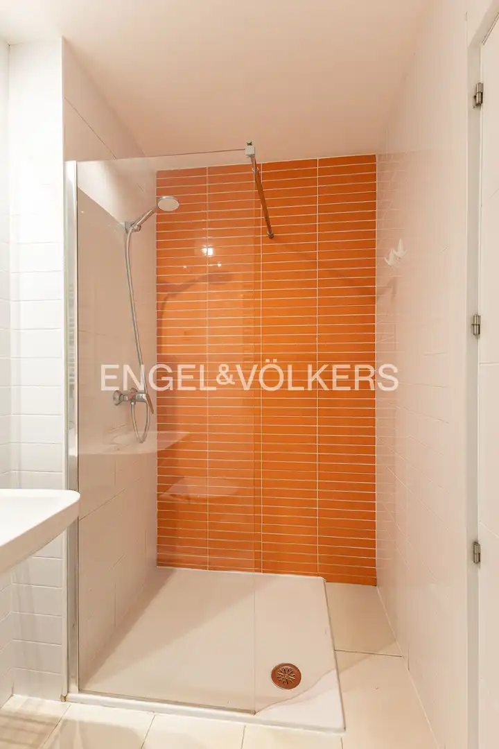 Baño de Piso en venta en Madrid con Aire acondicionado, Calefacción y Jardín privado