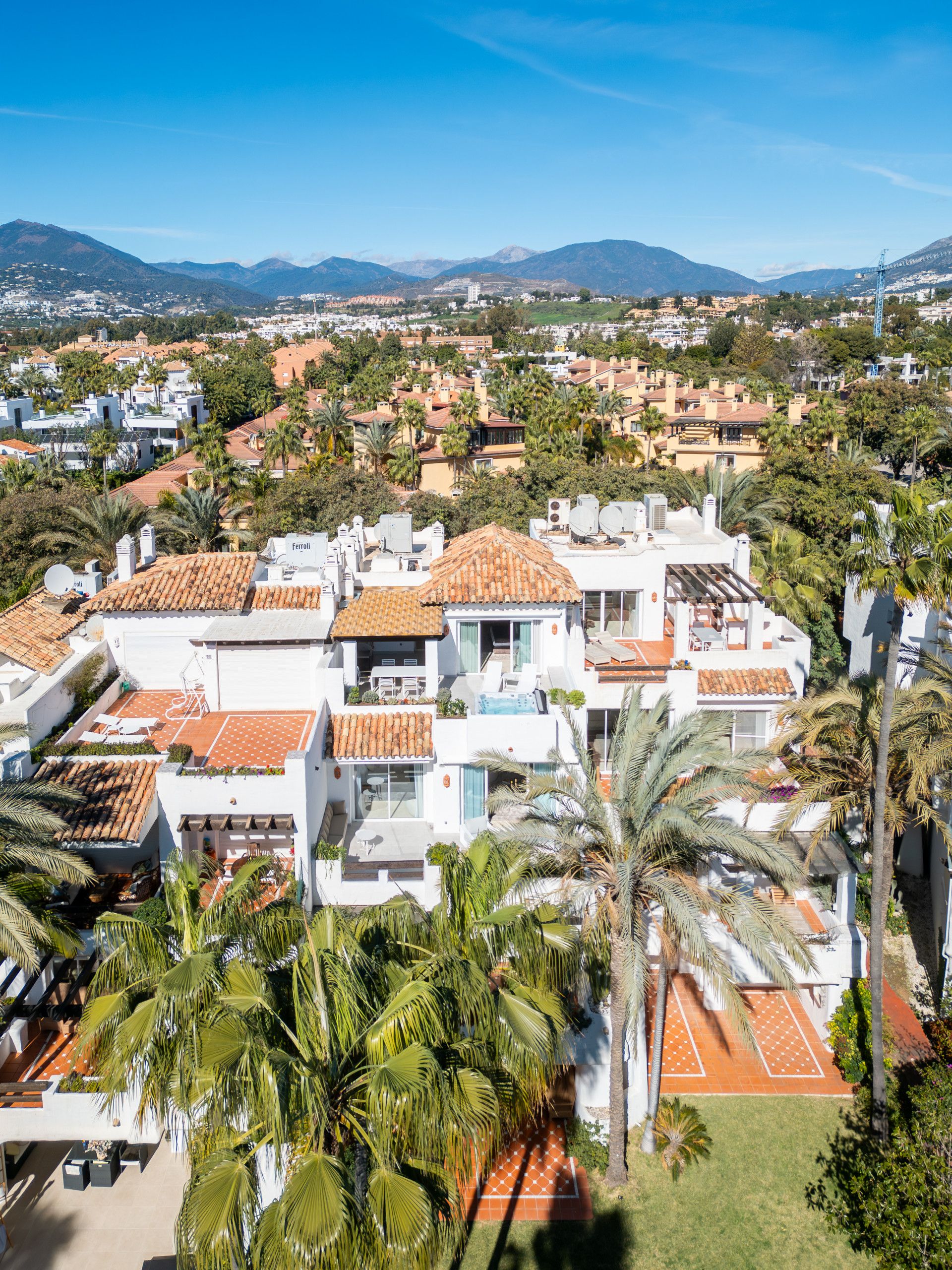 Vista exterior de Àtic en venda en Marbella amb Aire condicionat, Calefacció i Terrassa