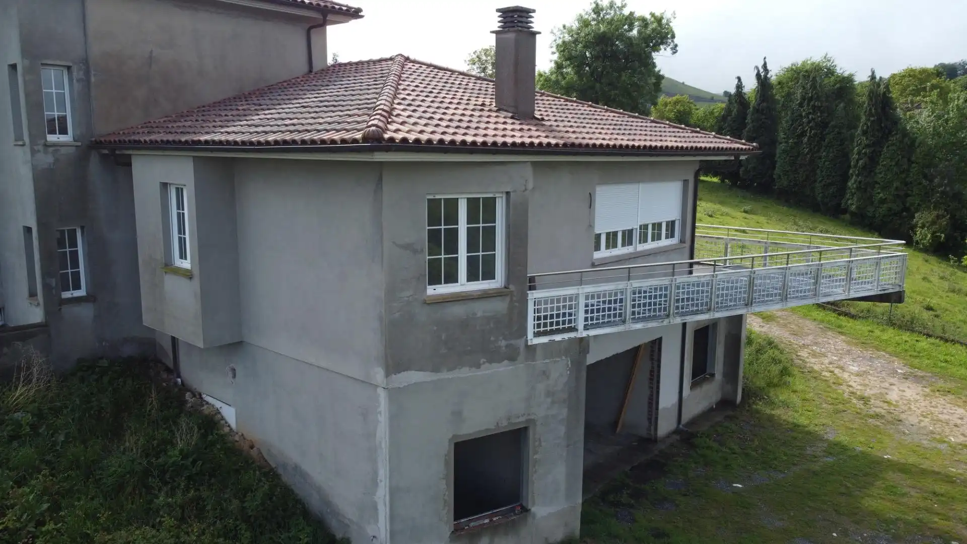 Vista exterior de Casa o xalet en venda en Oviedo  amb Jardí privat, Terrassa i Balcó