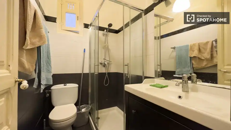 Badezimmer von Wohnung zur Miete in Barcelona mit Klimaanlage, Heizung und Möbliert