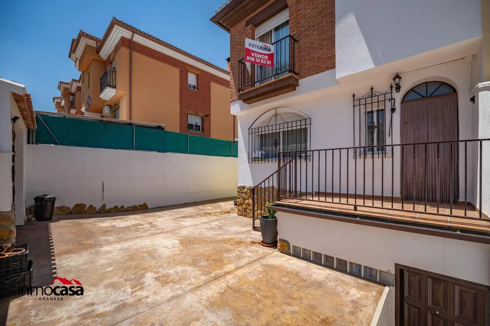 Vista exterior de Casa adosada en venta en Jun con Aire acondicionado, Jardín privado y Piscina
